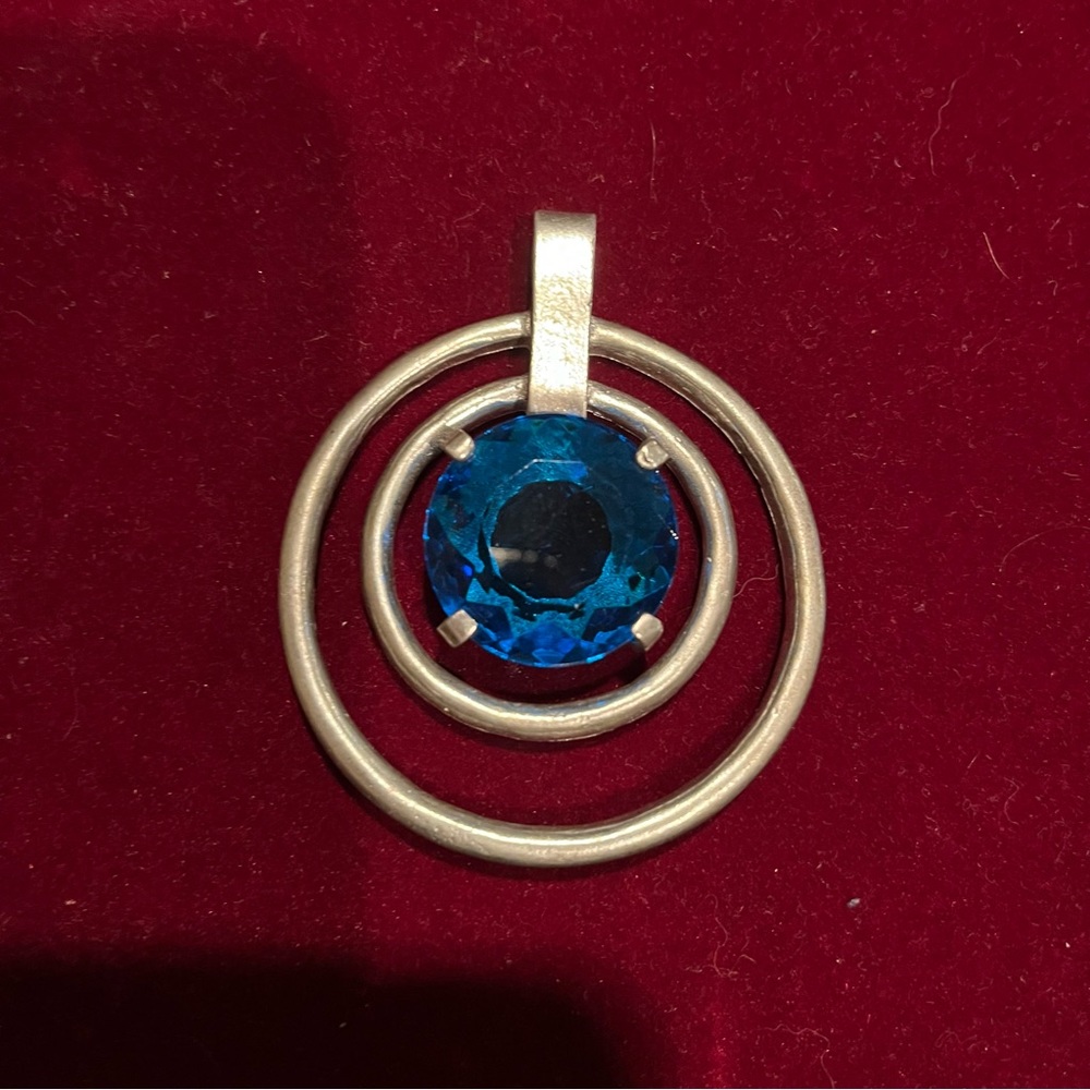 Retro Beautiful Blue stoned circle pendant